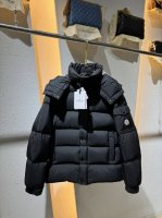 支持年后退换 P520 Moncler 雾面玛雅蒙口 新款羽绒服 藤原浩联名系列的一部分，男女款羽绒夹克采用醒目的雾面哑光面料制成，并配有可拆卸兜帽.情侣款.
