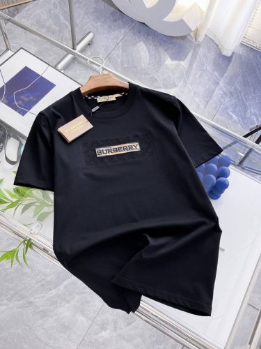 巴宝莉夏季新品，全新高组波工艺，高定面料 玉蚕丝般的丝滑 时尚经典圆领短袖时尚单品设计，更加时尚舒适，高标准定制，上身非常有型，客供辅料，客供进口高档面料质感非