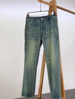 Dior Homme 迪奥 桀傲 2025Ss春夏新品 休闲工装牛仔裤，将品牌的奢华底蕴与牛仔的随性不羁完美融合。独特的水洗工艺，勾勒出复古又时尚的色泽渐变，每