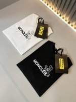 moncler蒙家 2025春夏最新男女同款贸易订单短袖T恤，全品相！！网红款！采用Logo图案印花设计！上身舒适透气，不僵硬，整体有着丰富的立体感，品质出口订