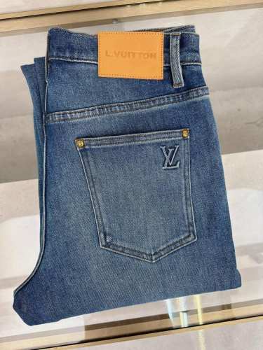 lv 2025春夏新款现货上市，原单爆款牛仔裤超级定制款，原版五金，超级重工工艺，版型超赞细节做工无可挑剔！款式不挑人，特别高档，好货不等人，看中赶紧下手，尺码
