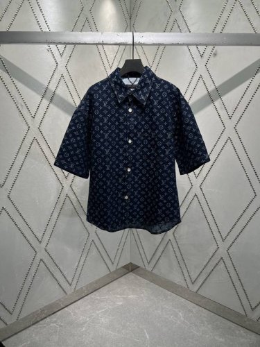 驴家 25Ss新款牛仔卡车夹克铺陈撞色 Monogram 提花，以前襟、口袋和袖口的珠光纽扣演绎丹迪风尚，轻松成就跨季佳选。与同款滑板牛仔裤搭配相宜。 码数：S
