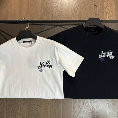 Lv 路易威登2025春夏季字母印花Logo短袖T恤 胸前采用驴家专属Logo设计，七彩烫钻设计，高版本打造，前后呼应，面料采用双股螺纹高克重打造，柔软透气，潮