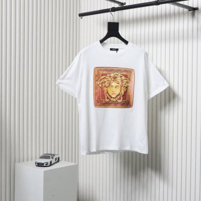 Versace 范思哲 方格美杜莎头像印花Logo短袖T恤 夏季渠道限定新款 简约又不失风格的复古品牌标识，夏日炸街酷毙了 情侣气质款，两色推荐入手。 客供定制