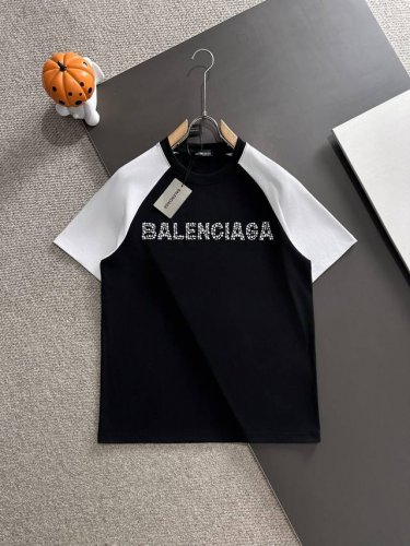 balenciaga* 2025春夏款上新 原高版本 巴黎世家 面料采用280克高密度纯棉 不变形 不缩水 工艺介绍：双线走位 采用拼色牛角袖工艺＋珍珠澳钻高温