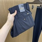 新品 Cd 2540Ss春夏新品，官网同步有售，男士高端商务休闲西裤，高端进口面料，带弹力，后面采用硅胶字母压胶，五搭配，即经典又时尚，合体裁缝，上身效果无约束