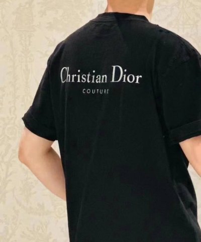 dior迪奥2025新款经典字母做旧破洞印花Logo短袖男女同款 这款 T 恤采用棉质竹节平纹针织面料精心制作。胸前饰以灰色 Christian Dior Co
