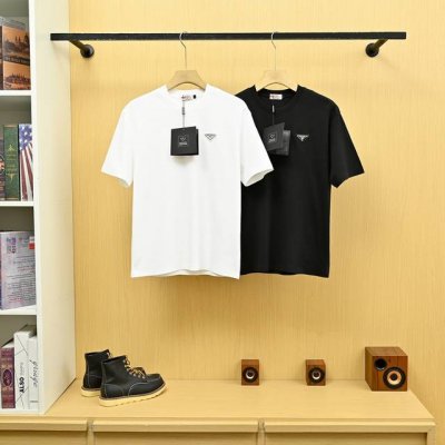 款号25158 普拉达 Prada25S夏季新款男士时尚休闲冰丝无痕短袖T恤 品牌定制级别面料，非一般纯棉，奥戴尔面料可比！垂感十足！上身透气性强，衣服有挺度，
