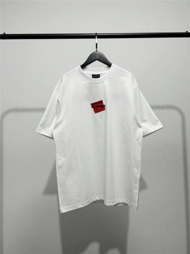 巴黎世家 Balenciaga男女同款胸前背后经典胶带刺绣短袖T恤！此款尺码偏大，最小Xs穿到 斤左右！最大穿到200多斤！巴黎胶条字母刺绣短袖！ 巴黎世家Ba