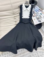 25年新款 高端定制 优雅无袖蕾丝贴花拼色连衣长裙推荐 采用定制面料打造 做工精致完美 品质极佳 版型收腰显瘦 尽显高贵大气欧美范 真是太美了 码数 S-M-L