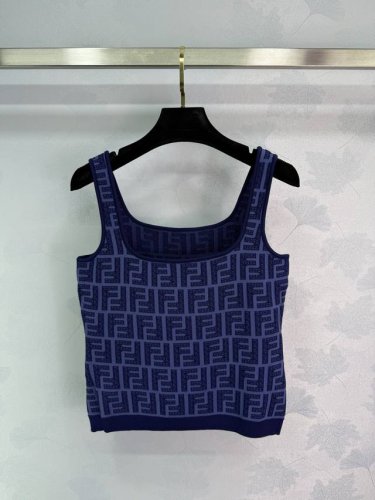 波点针织方领背心，独家出品进口纱线提花工艺设计、非常优雅的一款、法式着装的典范。特有的浪漫强调别致的时髦韵味、上身无束缚感！一件可做叠穿可以单穿的小背心。色调经