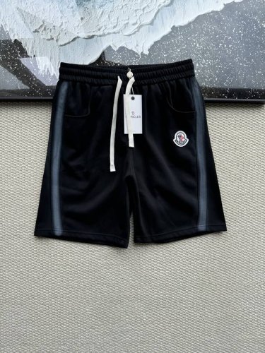 moncler蒙口2025夏季新款渐变休闲短裤！ 宽松休闲的短裤！ 男女同款！说实话像这种短裤，出镜率是极高的！定制的纯棉面料，配上精美刺绣小标点缀，越看越喜欢