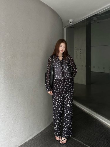 原版Cha.....2025夏季新款时尚印花休闲裤 定制进口丝棉材质 质感光泽 养肤透气 通体点缀山茶花菱格包等经典元素字母双C徽标图案 凸显品牌格调 纷繁复杂