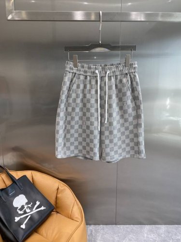 驴家 Lv棋盘格短裤 经典的灰白棋盘格图案，复古又时髦，上面低调的“Lv”标识更是点睛之笔 抽绳腰设计，穿着舒适自在，M-3Xl 隔天