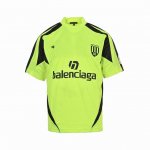 balenciaga 巴黎世家 经典秀款足球印花短袖 这款球衣的网眼采用速干面料 材质超级赞 上身超级透气 不管炎热的夏天还是寒冷的冬天都能保持清爽舒适的感觉