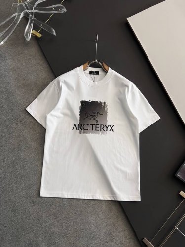 arcteryx 始祖鸟 25Ss夏季新款圆领短袖T恤！270克重磅高端纯棉面料，手感质感都极完美！修身裁剪设计干净利落！时尚又好看！走线做工非常精致！版型效果