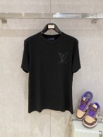 lv 重磅推荐！2025Ss夏装新品 专柜在售 最新系列图案Logo短袖T恤 必须人手一件的节奏！进口顶极精梳棉面料，极为亲肤舒适 摸上去非常的细腻，质感很好，