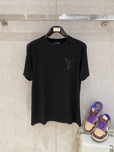 lv 重磅推荐！2025Ss夏装新品 专柜在售 最新系列图案Logo短袖T恤 必须人手一件的节奏！进口顶极精梳棉面料，极为亲肤舒适 摸上去非常的细腻，质感很好，