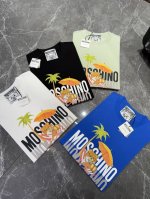 moschino 莫斯奇诺家25Ss春夏情侣款小熊圆领短袖 街头风的新纪 整体图形质感呈现完美效艺 G纯棉料更贴合柔软.柔滑垂坠 单穿内搭均适宜 新型的衣型卡通