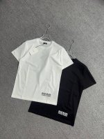 Balmain.巴尔曼 25春夏新品字母印花标识短袖T恤 正面下脚侧边饰品牌字母印花图案 巧妙融合极简风设计 低调又高级 辨识度直接拉满 版型是经典的常规款 尺