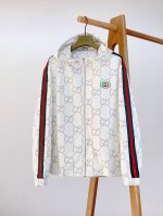 p310 gucci 古驰 2025Ss早春新品 满印Gg连帽夹克外套，重磅级尤物单品，官网在售系列。奢侈一线大牌的御用面料厂织造，手感柔软 舒适，穿着无累赘感
