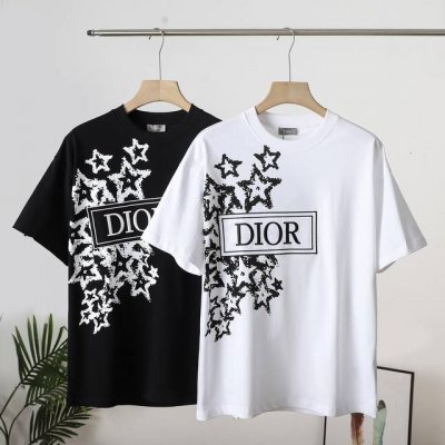 迪奥Dior 2025早春官网款刺绣字母男女同款纯棉圆领短袖T恤 迪奥新款T恤，官网款。前幅超大号品牌字母最新刺绣工艺与数码印花完美融合，立体轮廓。整体效果高端