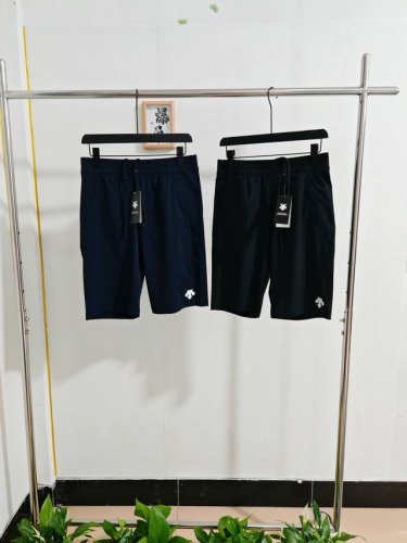 迪桑特速干短裤 为运动而生！“高颜迪桑特速干短裤 顶级速干面料！上身舒适透气！排汗速干，功能强大！专柜同步更新的款式！！立体修身裁剪，版型超级赞！！！裤子口袋拉