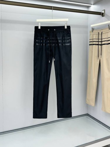 prada、男士休闲裤 最新上身版型无敌正！ 绝对可以闭眼收的一款 此款裤子非常百搭，弹力腰围,日常上班 户外运动都可以穿着，是时尚休闲与户外运动的完美结合，所