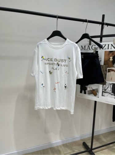 ice白色网球刺绣字母短袖T ，面料：全棉 颜色：白色 Ice Dust希望可以打破素人与艺术之间的次元隔阂 都市摩登，极简又不失格调 一以贯之的信念感 允许普