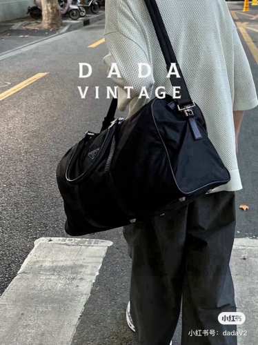 prada 普拉达旅行袋 普拉达旅行包，带你去追寻世界的美好 普拉达旅行包采用经典设计，简约而不失优雅，时尚而不失高雅 品牌极致追求细节和质感，每一个细节都经过