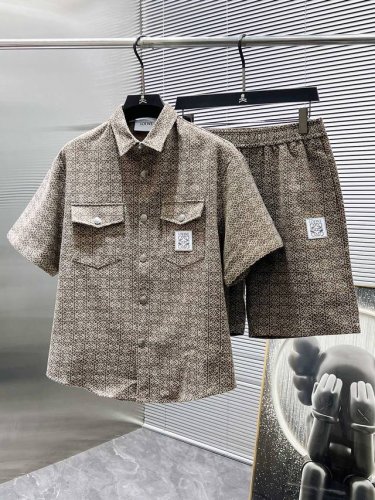 罗意威 Loewe 2025Ss春夏新款 休闲 短袖 短裤裤 套装，高端版本！专柜定制面料 透气舒适度高，细节无可挑剔，品牌元素设计理念，体现高品质。手感细腻柔