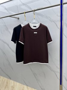 prad*普拉达 2025Fw春夏新品圆领打底外穿T恤 立体感经典三角标Logo 假两件 常规半袖纯棉打底T恤 棉 手感面糯有骨感 柔而有韧性 工艺处理 韧性和
