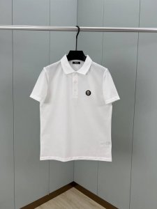versace 25春夏新品皮质五金Medusa徽章Polo衫，领口饰有三扣门襟，胸前装饰皮质五金美杜莎Logo徽标，定制60支双丝光珠地棉面料；黑色 白色 M