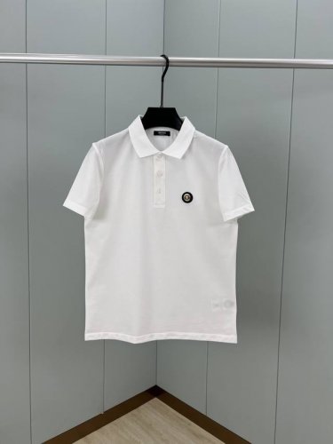 versace 25春夏新品皮质五金Medusa徽章Polo衫，领口饰有三扣门襟，胸前装饰皮质五金美杜莎Logo徽标，定制60支双丝光珠地棉面料；黑色 白色 M