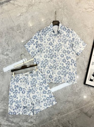 上衣 裤子 Dior25春夏新品，这款衬衫来自Dio And Hylton Nel 联名系列，采用真丝印花面料，深海贝壳扣子，三标齐全，做工精细，可搭配该限定系