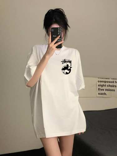 Stussy 斯图西短袖半袖T恤 采用260G双纱100%新疆精梳纯棉面料 采用过肩拉条工艺，百洗不变形！ -采用高端印花，百洗不开裂！ 宽松版型，上身舒适，柔