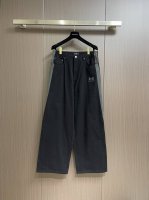 310 Balenciaga X 安德玛 联名款刺绣拼接牛仔裤，定制奢绒纤丝超柔面料 联名 刺绣点缀正面 光影织序条纹拼接为点睛之笔 采用进口机刺绣工艺 使用先