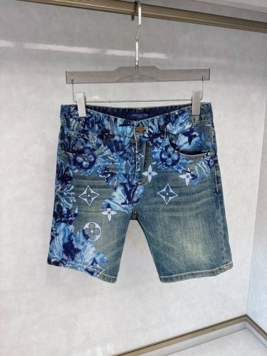 Lv 25S新款潮男时尚休闲牛仔短裤，高端欧版原单，潮流时尚休闲 透气舒适度高，细节无可挑剔，品牌元素设计理念，体现高品质。呈现休闲裁剪，上身版型超赞！ 码数：