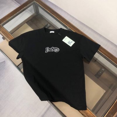 Bur*Berry 巴宝莉 2025最新款短袖T恤，绝对的顶级爆款，胸前字母Logo更显得不凡跟高档，大气，简约，基础，耐看，但又独具风格，结合了一款优质短袖的