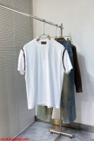 L694 Gugucci 织带刺绣短袖 定制绵柔光泽平纹绸面料，标志性Gucci刺绣点缀胸前，肩部红绿织带，以落肩设计彰显时尚新高度，简约中透露优雅韵味。 采用