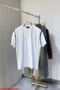 L694 Gugucci 织带刺绣短袖 定制绵柔光泽平纹绸面料，标志性Gucci刺绣点缀胸前，肩部红绿织带，以落肩设计彰显时尚新高度，简约中透露优雅韵味。 采用