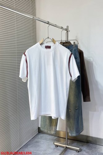 L694 Gugucci 织带刺绣短袖 定制绵柔光泽平纹绸面料，标志性Gucci刺绣点缀胸前，肩部红绿织带，以落肩设计彰显时尚新高度，简约中透露优雅韵味。 采用