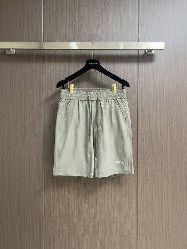 loewe 男士休闲短裤，绝对可以闭眼收的一款，此款裤子非常百搭，弹力腰围,日常上班 户外运动都可以穿着，是时尚休闲与户外运动的完美结合，所以无论您平时穿或者户
