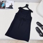 精致小女人穿搭 Gu 25Ss 春夏最新款无袖极简连衣裙 满满的高级感气场 高腰线设计视觉上腰线显得更立体更显瘦 日常休闲或者正式一点的场合都能驾驭起来 妥妥的