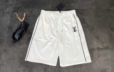 新款短裤上新2025Ss 夏季 新品被Lv短裤拿捏了，Lv又来狙击我的心巴了！这次带来的短裤，简直是时尚圈的王炸单品。 面料：精选高品质棉质面料，触感柔软亲肤，
