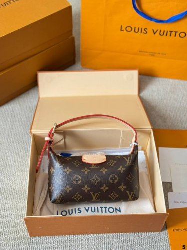 Lvsully Hobo 腋下饭盒包 慵懒时髦感拉满 #Lvsully Hobo 腋下包 背多了牛角包 秋冬来个Lvsullyhobo腋下包也不错哦配上大衣毛衣