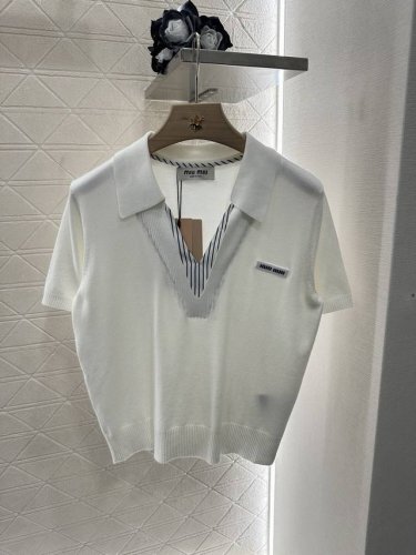 miumi*2025新品上架 假两件拼接针织短袖 定制Yb羊毛纱线织造 细腻肌理 透气舒适 翻领针织短袖剪裁 内衬条纹打造假两件叠穿效果 胸前字母徽标突出亮点