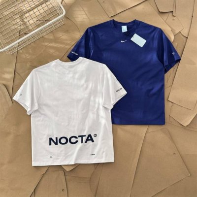Nike X Nocta联名款中间硅胶小钩短袖T恤 这款上衣源自 Nocta 系列，彰显运动风范和出众性能，致敬运动员的好胜天性和球队竞争精神。 得物爆款的一款