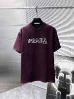 普拉达 Prada 2025Ss新款 半袖 体恤 短袖 宽松版 圆领 T恤，高端版本！专柜定制面料 透气舒适度高，细节无可挑剔，品牌元素设计理念，体现高品质。手