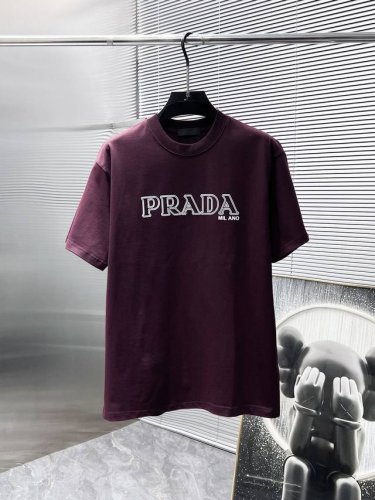 普拉达 Prada 2025Ss新款 半袖 体恤 短袖 宽松版 圆领 T恤，高端版本！专柜定制面料 透气舒适度高，细节无可挑剔，品牌元素设计理念，体现高品质。手